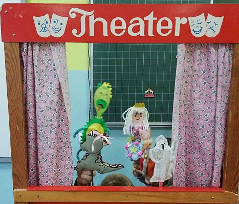 Grafika #3: Mały teatrzyk, czyli klasa II przygotowuje przedstawienie kukiełkowe.