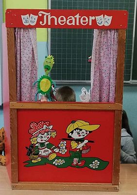 Grafika #4: Mały teatrzyk, czyli klasa II przygotowuje przedstawienie kukiełkowe.