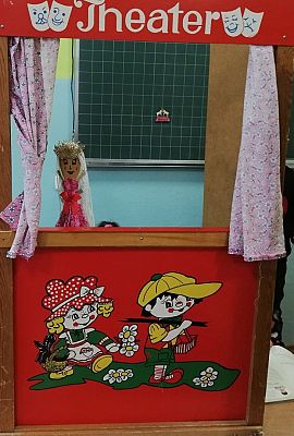 Grafika #5: Mały teatrzyk, czyli klasa II przygotowuje przedstawienie kukiełkowe.