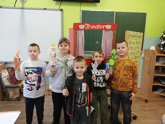 Grafika #6: Mały teatrzyk, czyli klasa II przygotowuje przedstawienie kukiełkowe.