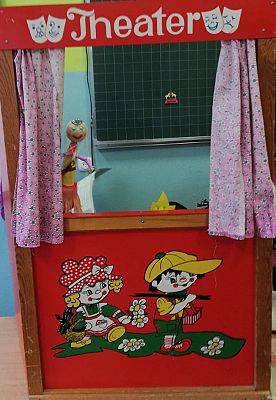 Grafika #7: Mały teatrzyk, czyli klasa II przygotowuje przedstawienie kukiełkowe.