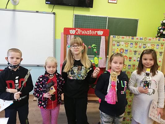 Grafika #8: Mały teatrzyk, czyli klasa II przygotowuje przedstawienie kukiełkowe.