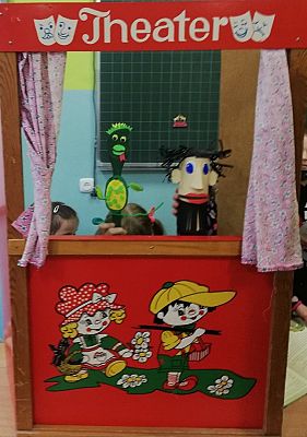 Grafika #0: Mały teatrzyk, czyli klasa II przygotowuje przedstawienie kukiełkowe.