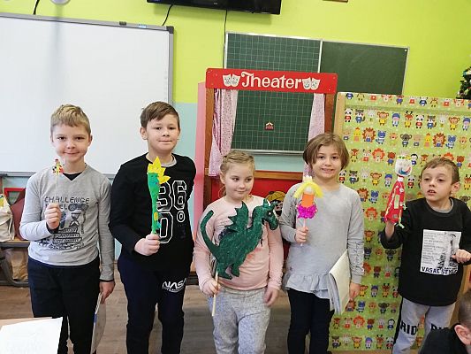 Grafika #10: Mały teatrzyk, czyli klasa II przygotowuje przedstawienie kukiełkowe.