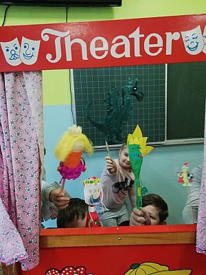 Grafika #11: Mały teatrzyk, czyli klasa II przygotowuje przedstawienie kukiełkowe.