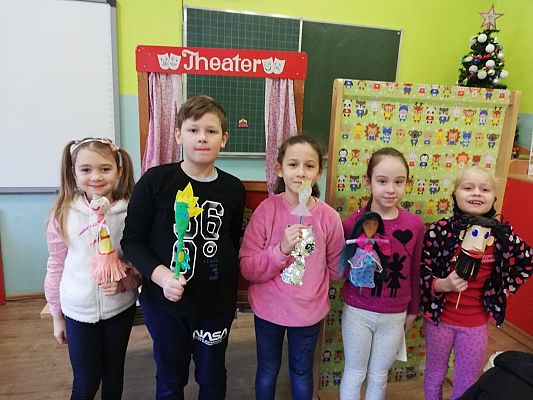 Grafika #12: Mały teatrzyk, czyli klasa II przygotowuje przedstawienie kukiełkowe.