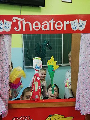 Grafika #13: Mały teatrzyk, czyli klasa II przygotowuje przedstawienie kukiełkowe.