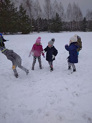 Grafika #16: Zimowe zabawy na śniegu