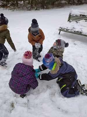Grafika #13: Zimowe zabawy na śniegu