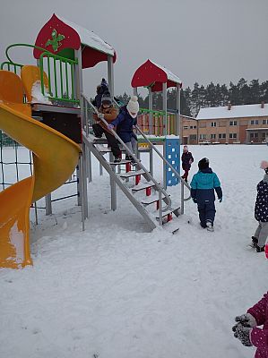 Grafika #12: Zimowe zabawy na śniegu