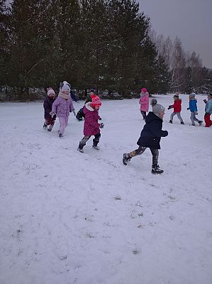 Grafika #7: Zimowe zabawy na śniegu