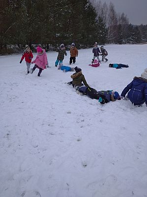 Grafika #8: Zimowe zabawy na śniegu