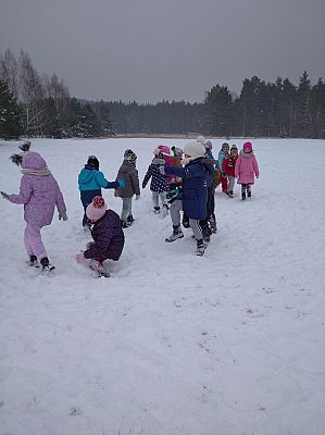 Grafika #9: Zimowe zabawy na śniegu