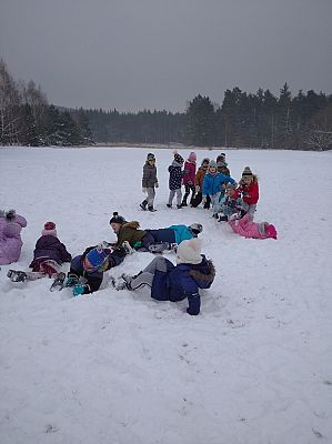 Grafika #6: Zimowe zabawy na śniegu