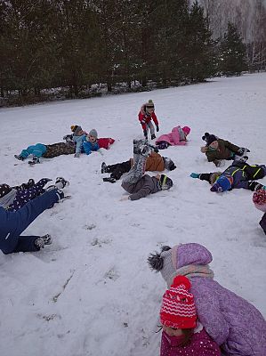 Grafika #5: Zimowe zabawy na śniegu