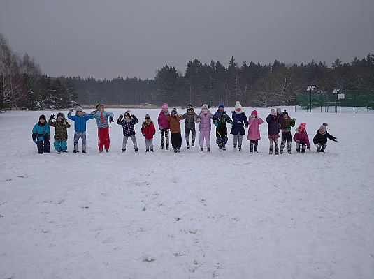 Grafika #1: Zimowe zabawy na śniegu