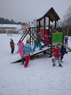 Grafika #2: Zimowe zabawy na śniegu