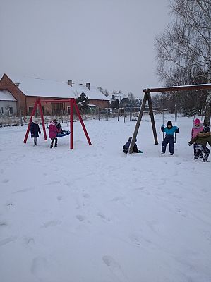 Grafika #4: Zimowe zabawy na śniegu