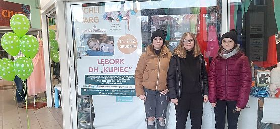 Grafika #1: Wolontariuszki z naszej szkoły niosą pomoc Laurze.