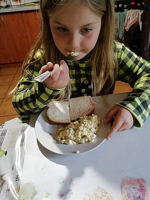 Grafika #14: "W zdrowym ciele-zdrowy duch"- pierwszaki promują zdrowie.