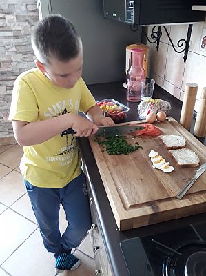 Grafika #16: "W zdrowym ciele-zdrowy duch"- pierwszaki promują zdrowie.