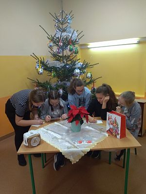 Grafika #1: Kampania "Idą święta, nie o sms-ie, lecz o kartce pamiętaj"