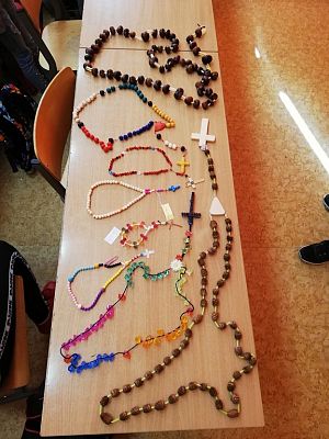 Grafika #1: "Jak paciorki różańca"