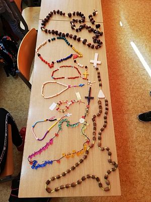 Grafika #2: "Jak paciorki różańca"