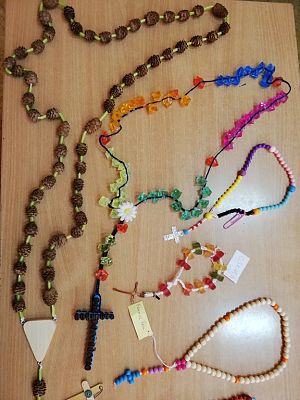 Grafika #3: "Jak paciorki różańca"