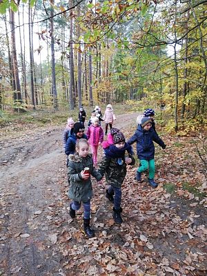 Grafika #1: Wyjście na cmentarz w Leśnicach