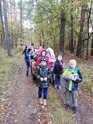 Grafika #2: Wyjście na cmentarz w Leśnicach