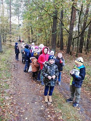 Grafika #3: Wyjście na cmentarz w Leśnicach