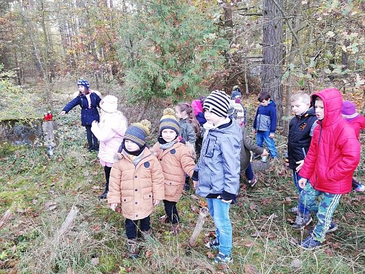 Grafika #5: Wyjście na cmentarz w Leśnicach