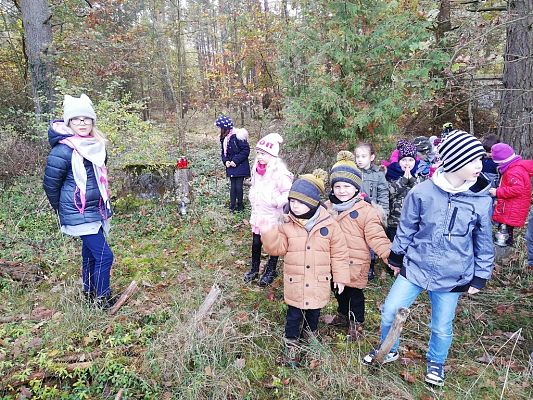 Grafika #7: Wyjście na cmentarz w Leśnicach