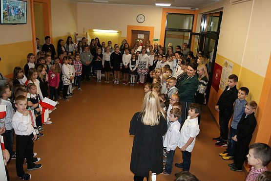 Grafika #2: Akcja "Szkoła do hymnu"