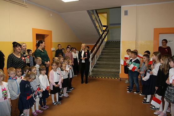 Grafika #3: Akcja "Szkoła do hymnu"