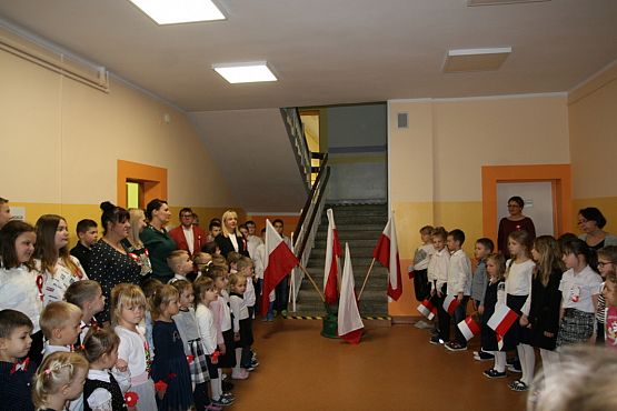 Grafika #5: Akcja "Szkoła do hymnu"