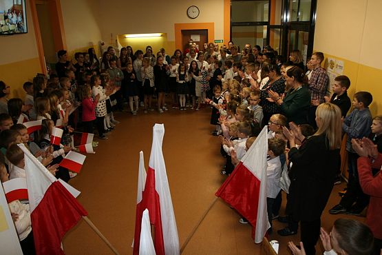 Grafika #6: Akcja "Szkoła do hymnu"