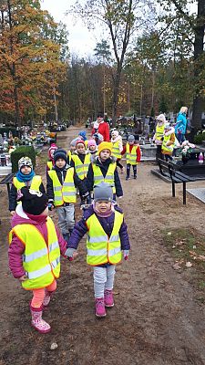 Grafika #2: Wyjście na Cmentarz Parafialny w Lęborku