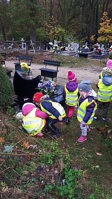 Grafika #1: Wyjście na Cmentarz Parafialny w Lęborku