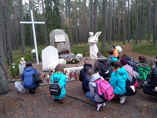 Grafika #1: WYJAZD DO PIAŚNICY # SZKOŁA PAMIĘTA