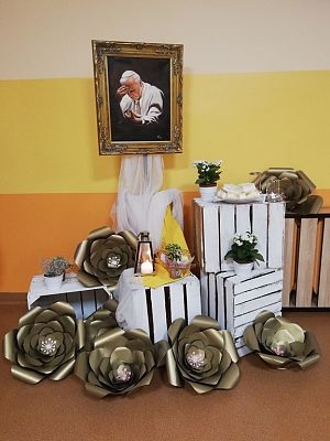 Grafika #2: XIX Dzień Papieski - Wstańcie, chodźmy!