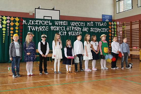 Grafika #0: UROCZYSTY APEL Z OKAZJI DNIA EDUKACJI NARODOWEJ