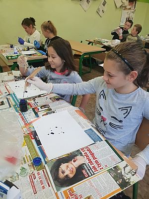 Grafika #5: Lekcja kleksografii w klasie 4