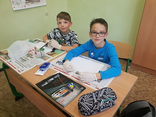 Grafika #1: Lekcja kleksografii w klasie 4