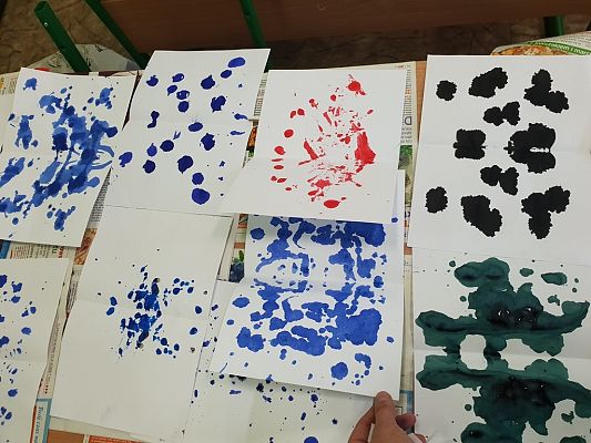 Grafika #10: Lekcja kleksografii w klasie 4