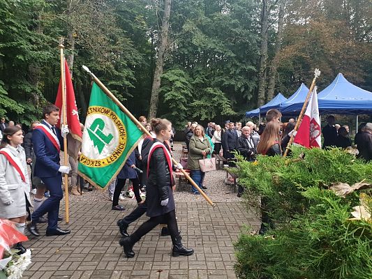 Grafika #2: UROCZYSTOŚĆ PATRIOTYCZNO-RELIGIJNA KU CZCI POMORDOWANYCH WIĘŹNIÓW OBOZU KONCENTRACYJNEGO STUTTHOF W KRĘPIE KASZUBSKIEJ