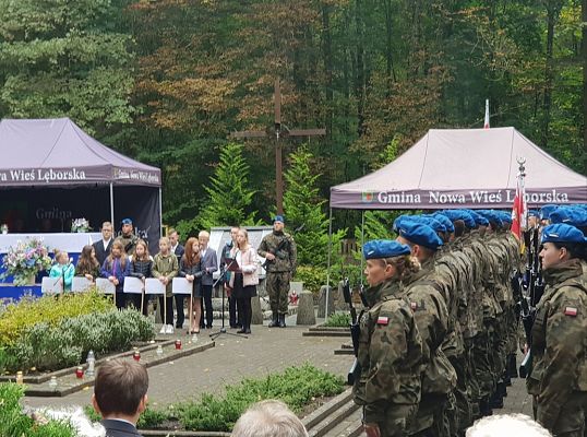 Grafika #3: UROCZYSTOŚĆ PATRIOTYCZNO-RELIGIJNA KU CZCI POMORDOWANYCH WIĘŹNIÓW OBOZU KONCENTRACYJNEGO STUTTHOF W KRĘPIE KASZUBSKIEJ