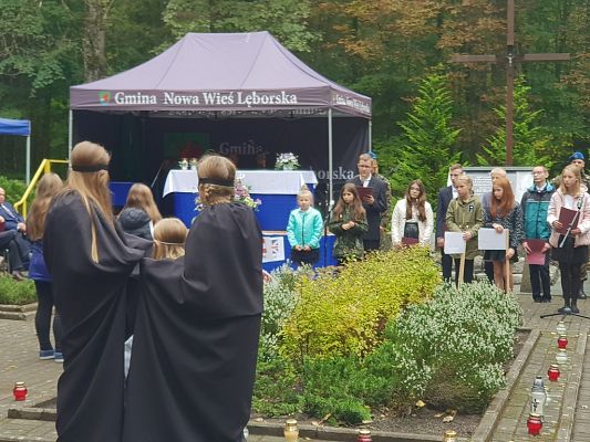 Grafika #4: UROCZYSTOŚĆ PATRIOTYCZNO-RELIGIJNA KU CZCI POMORDOWANYCH WIĘŹNIÓW OBOZU KONCENTRACYJNEGO STUTTHOF W KRĘPIE KASZUBSKIEJ