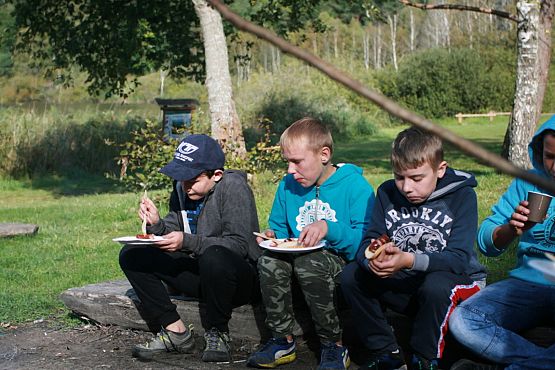 Grafika #12: Wycieczka klasy VI nad jezioro Brody